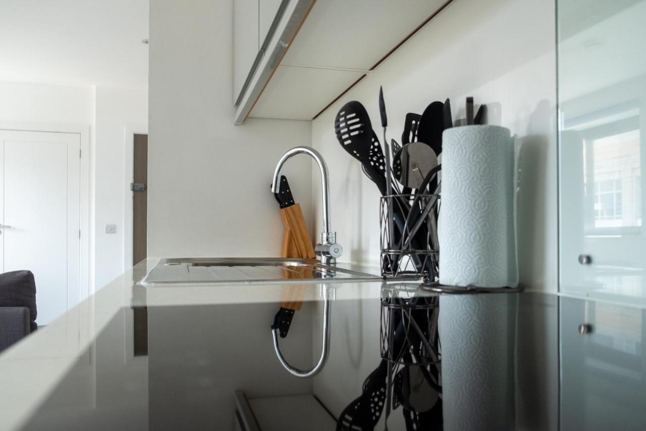 בורנמות' Modern One Bedroom Apartment In Town Centre & 4 Min To The Beach מראה חיצוני תמונה