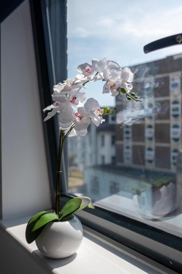 בורנמות' Modern One Bedroom Apartment In Town Centre & 4 Min To The Beach מראה חיצוני תמונה